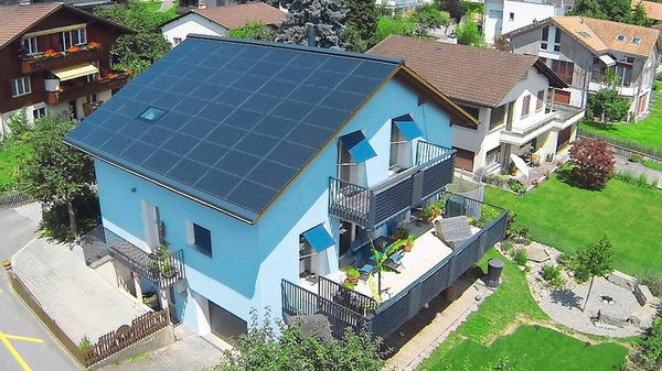 Das Gewinnerprojekt des HEV-Sondersolarpreises 2014: Einfamilienhaus in Hünibach.