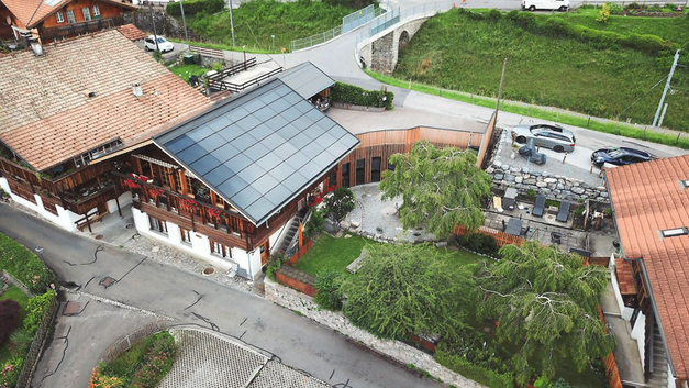 Das Dach wurde vollflächig mit einer Photovoltaikanlage versehen, die den gesamten Jahres-Energiebedarf zu decken vermag.