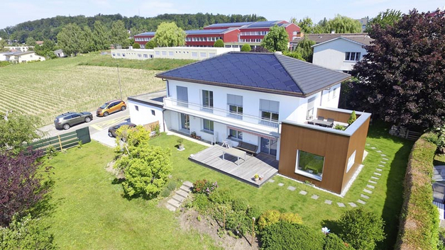 Luftaufnahme des Hauses: Von oben ist die ins Süddach integrierte Solaranlage gut sichtbar. Luftaufnahme des Hauses